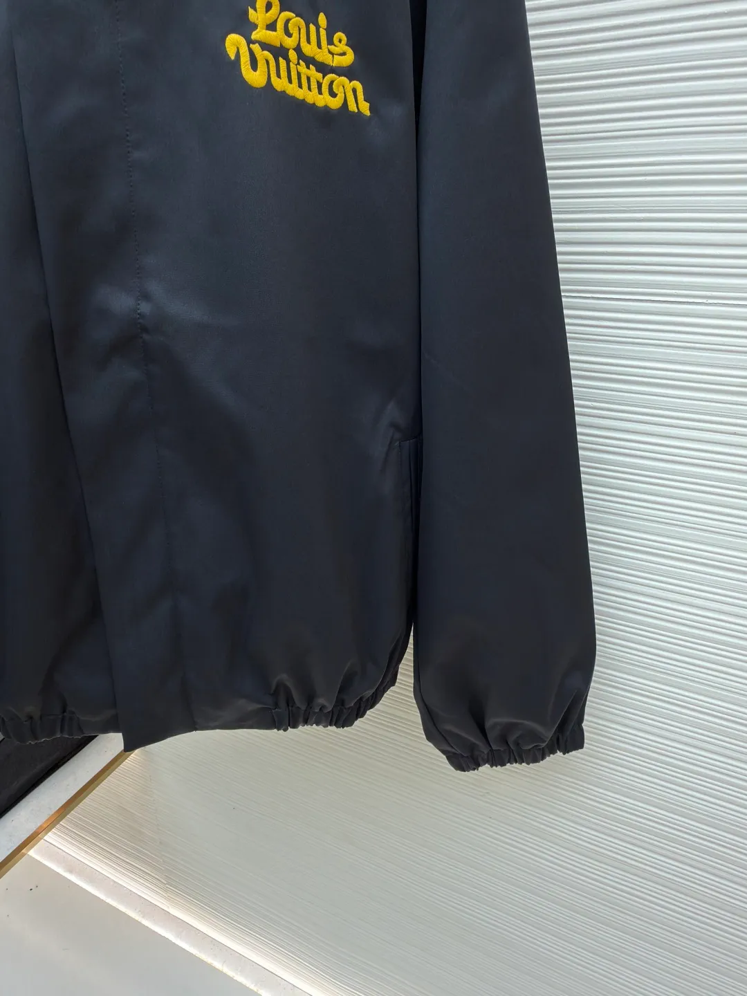 LOUIS VUITTON x Tyler color printed fur collar jacket ●Original version: Purchased and developed by 36999 ●Item number: 1681757-B80 ●Fabric: cotton fabric ●Technology: Printing ●Color: black ●Version: fitted version ●Weight: about 885 grams ●Size: S-M-L-XL ●Description: The main body is made of high-density windproof fabric, treated with a water-repellent coating, which is both durable and protective; the neckline is spliced with Monogram pattern lamb wool material, which is fixed through a constant temperature composite process. It feels soft and fluffy and is not easy to shed, improving warmth and styling. The body is decorated with brand letter embroidery, using three-dimensional embroidery thread technology. The color is full and the texture is clear, highlighting the recognition. The version is loosely cut, with horn buckle + drawstring design, making it easy to put on and take off and adaptable to various body shapes; the elastic cuffs enhance wind resistance. The stitching of the whole garment is neat, with no exposed threads at the splicing points. The size is measured manually (an error of 1-3CM is normal). The craftsmanship balances practical attributes and brand trend style. It is a single product that has both warmth and style. The overall wiring is straight and delicate, the fabric is comfortable and soft, and the color is consistent without color difference. It can be matched with the same style to create a fashionable look and control various occasions. Customized accessories, complete with three standards, same style for men and women!